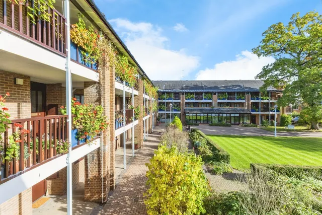 Emmbrook Court, Reading, photo 1