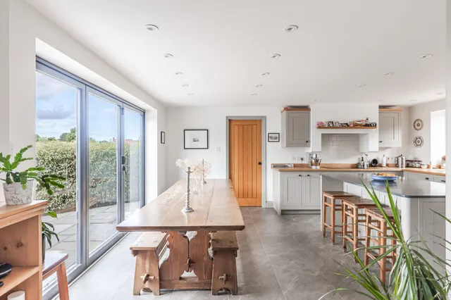 Substantial Contemporary Home in a Ru, photo 2