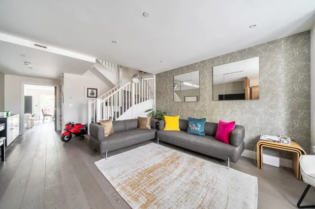 Photo 2 — 3 Kingsborough Place, Kingston Upon Thames