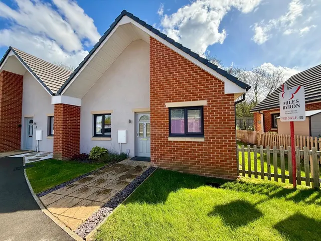 Photo 3 — Barnes Road, Swindon, Wiltshire, SN2 7PA