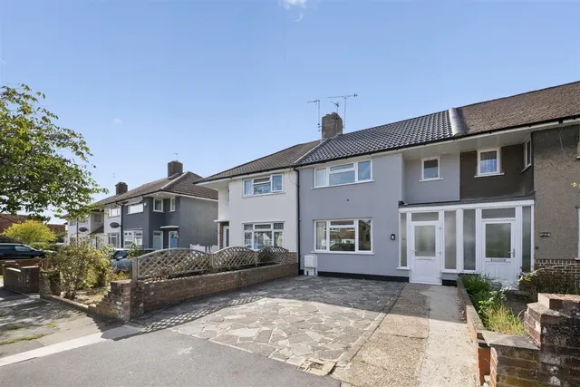 Canfield Drive, Ruislip, photo 1