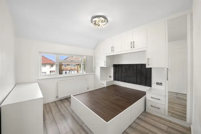 Canfield Drive, Ruislip, photo 3