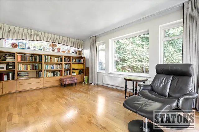 Photo 3 — Poynings Way, Woodside Park, London, N12 7LP