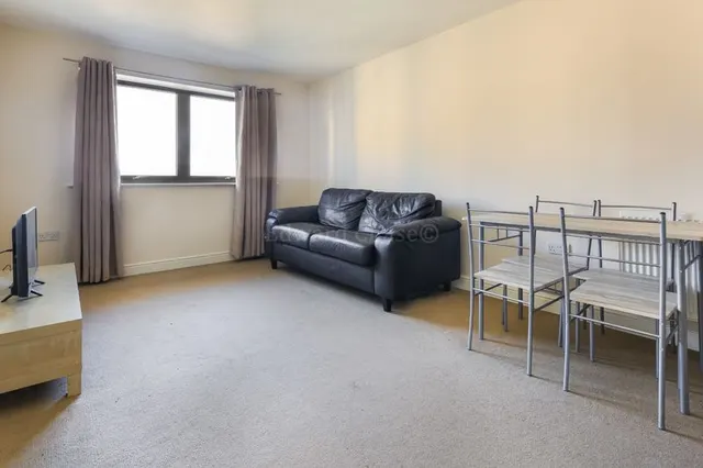 Eastern Avenue, Ilford, IG2, photo 2