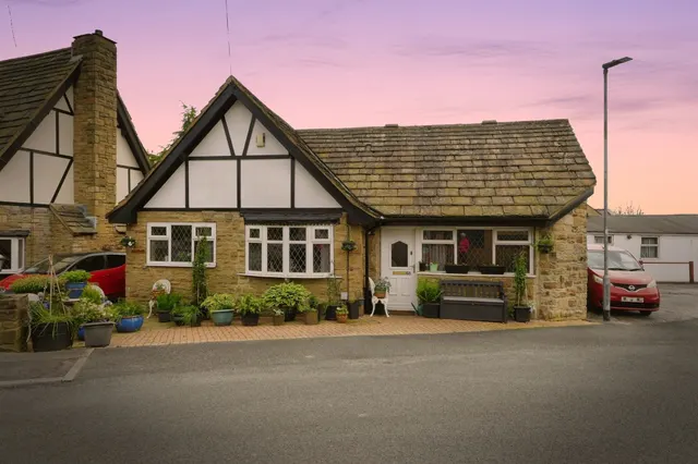 Lawns Lane, Carr Gate, Wakefield, photo 1