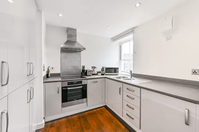 Photo 3 — Flat 4, Suffolk House, 1-8 Whitfield Place, London