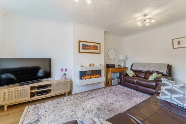 Lowfield Road, Hemsworth, WF9, photo 3