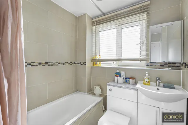 Thomas A Beckett Close, Wembley, HA0, photo 3