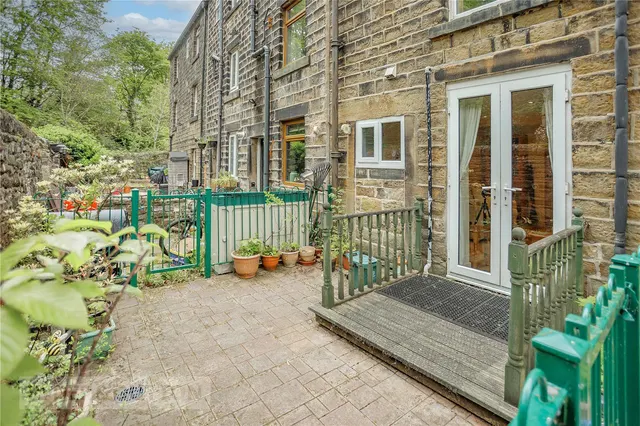 Manchester Road, Greenfield, OL3, photo 1