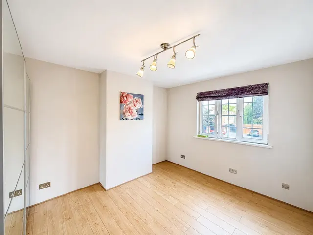 Semi-Detached To LetNew Heston Road, Hounslow, TW5, photo 3
