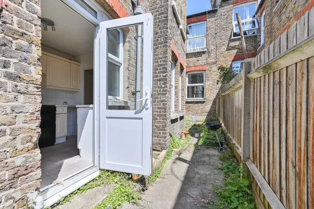 Photo 3 — 19 Hythe Road, Thornton Heath
