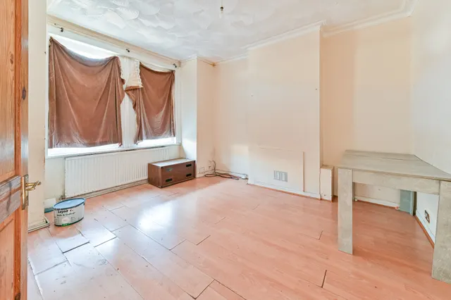 Photo 2 — 19 Hythe Road, Thornton Heath