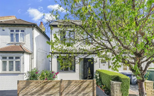 Photo 2 — Falkland Avenue, New Southgate, N11