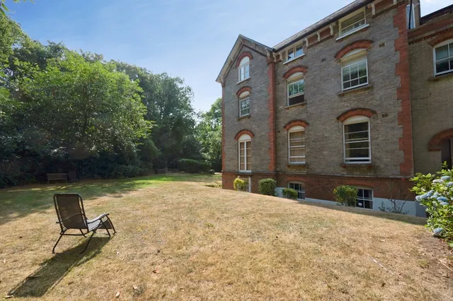 Portsmouth Road, Esher, KT10, photo 3