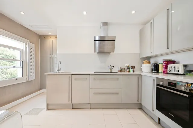 Portsmouth Road, Esher, KT10, photo 2