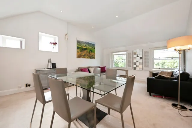 Portsmouth Road, Esher, KT10, photo 1