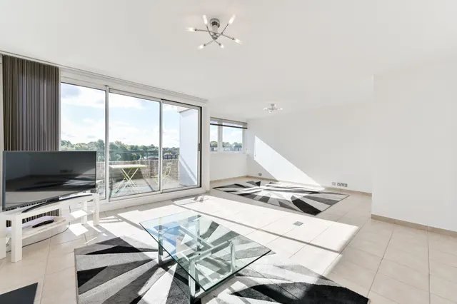 Brentford, TW8, photo 2