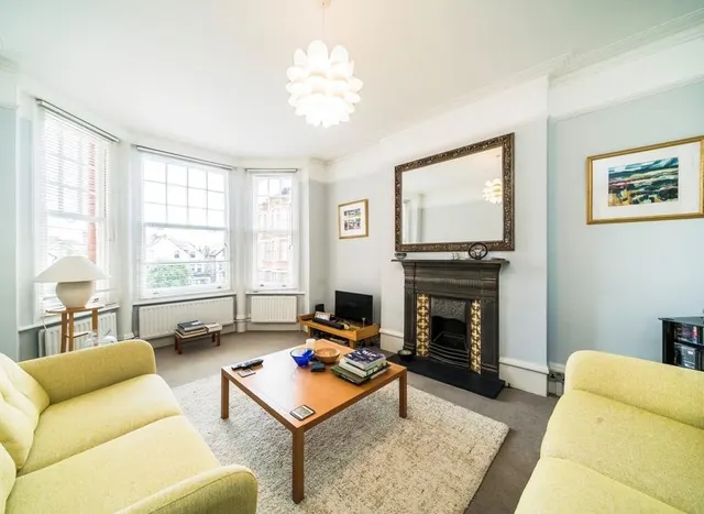 Photo 2 — Sutton Court, Chiswick, W4
