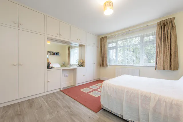 Photo 3 — 126 Powys Lane, London
