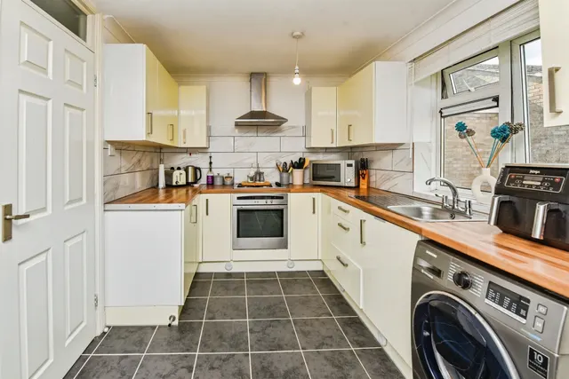 Pound Close, Lyneham, SN15, photo 3