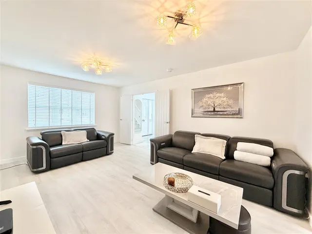 Photo 2 — Arisaig Grove, Hamilton, ML3 8BB
