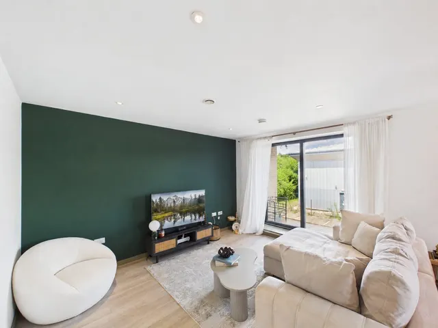 Alexander House, Angus Court, OX9, photo 2