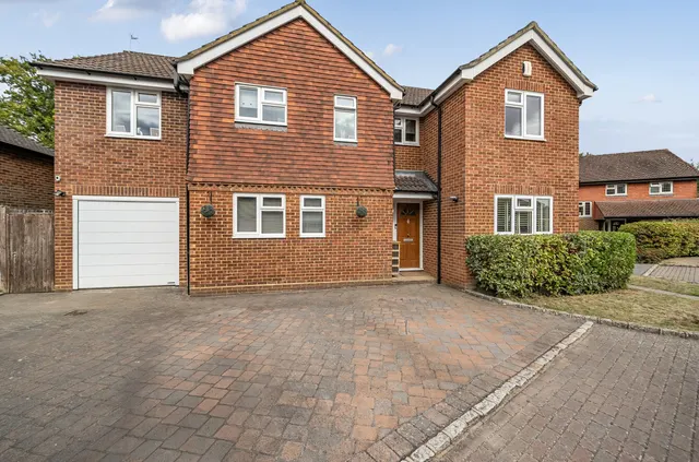 Rugosa Road, West End, Woking, Surrey, GU24 9PA, photo 1