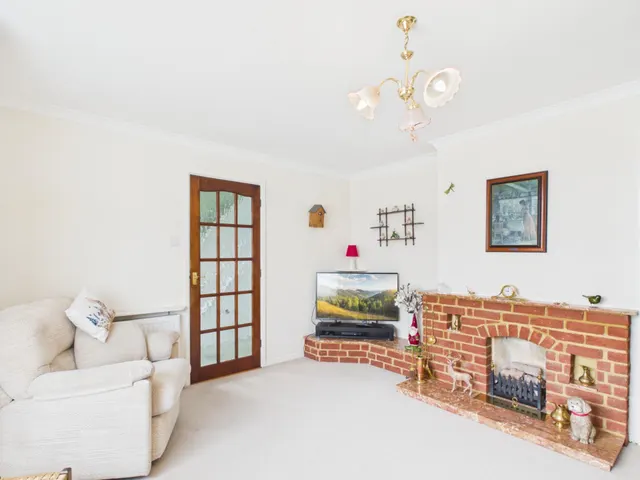 Photo 3 — Wittenham Avenue, Tilehurst, Reading, RG31
