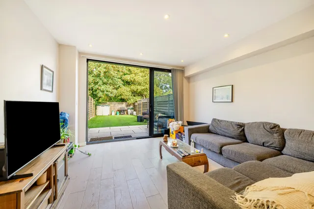 Photo 2 — Woodland Way, Mitcham, CR4