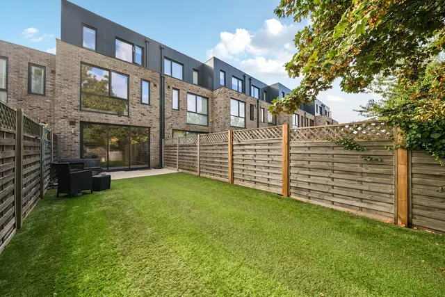 Photo 3 — Woodland Way, Mitcham, CR4