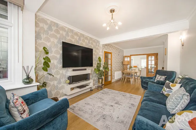 Photo 2 — Seabrook Gardens, Romford, RM7