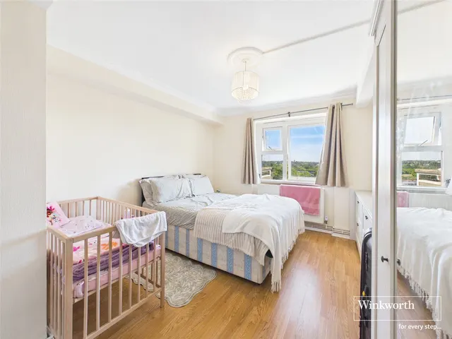 Longford Court, Belle Vue Estate, NW4, photo 2