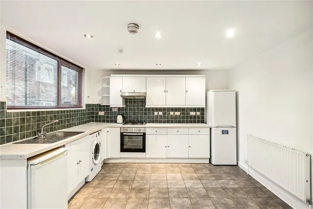 4 bedroom house — Bodley Manor Way, London, SW2