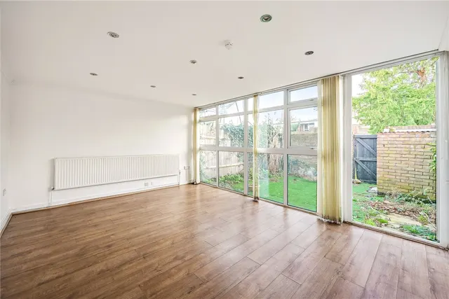 Photo 2 — Bodley Manor Way, London, SW2