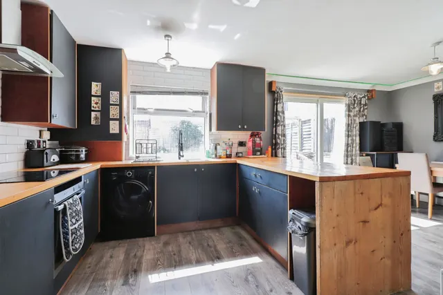 Photo 3 — Hazlebarrow Crescent, Sheffield