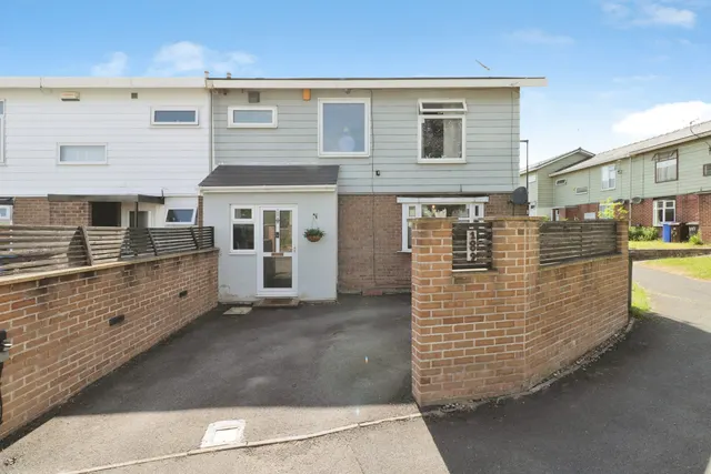 Photo 2 — Hazlebarrow Crescent, Sheffield
