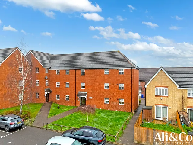 Photo 2 — Rawlyn Close, Chafford Hundred, Essex, RM16 6BS
