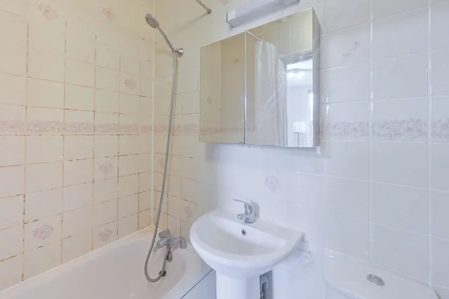 Photo 3 — Flat 2, 8 Cheniston Gardens, London
