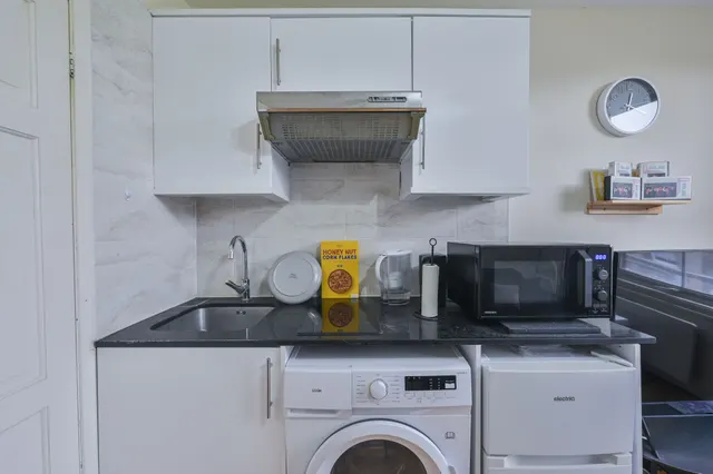 Photo 2 — Flat 2, 8 Cheniston Gardens, London