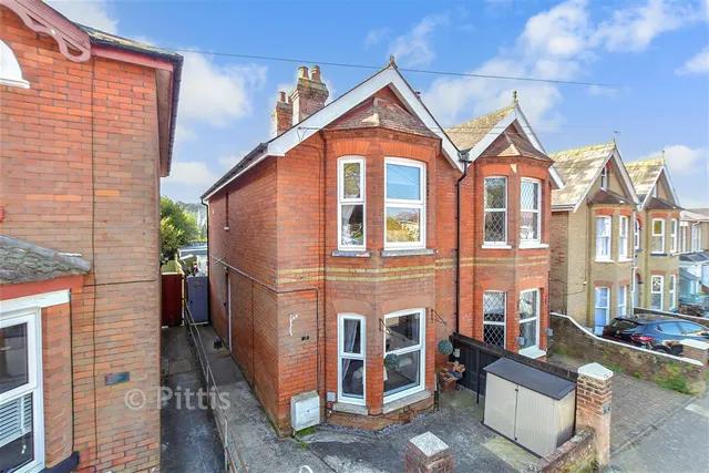 Oakfield Road, East Cowes, PO32, photo 1