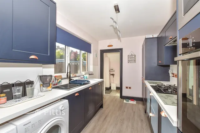 Oakfield Road, East Cowes, PO32, photo 3