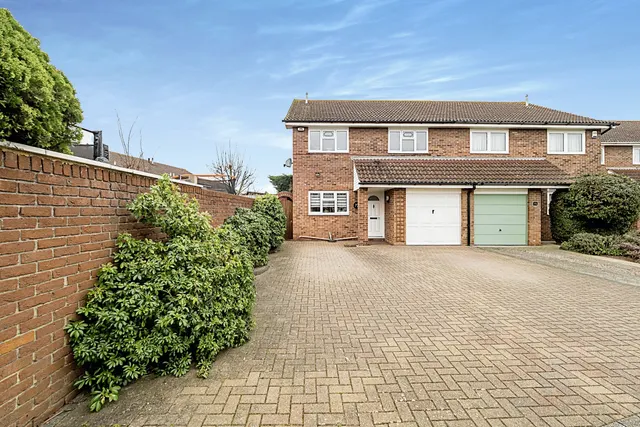 Ilfracombe Crescent, Hornchurch, RM12, photo 1