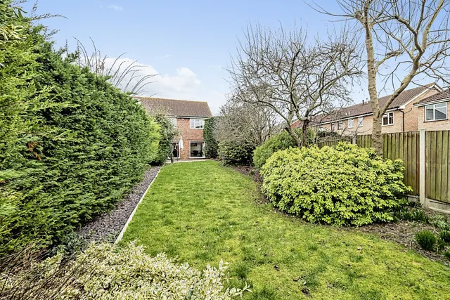 Photo 3 — Ilfracombe Crescent, Hornchurch, RM12