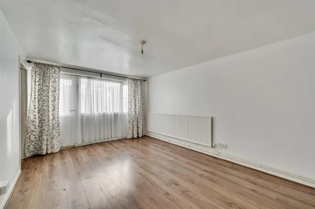 Midwood Close, London, NW2, photo 2