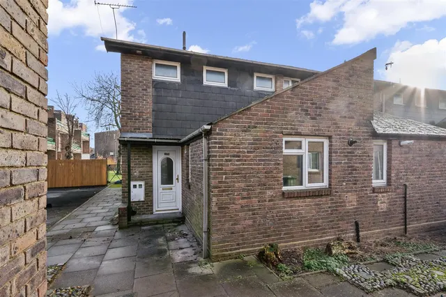 Midwood Close, London, NW2, photo 1