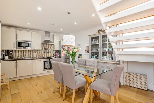 Balham High Road, Balham, SW12, photo 1