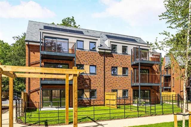 Shores Road, Horsell, GU21, photo 1