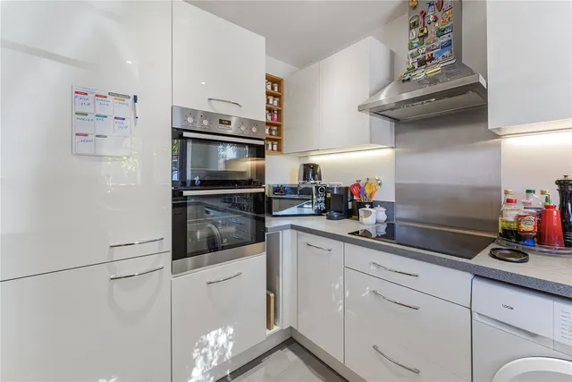 Brookwood Farm Drive, Knaphill, GU21, photo 3