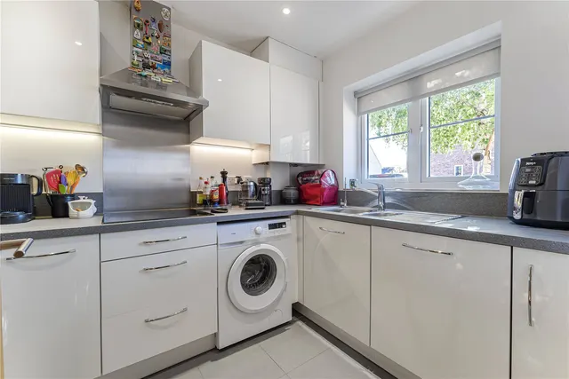 Brookwood Farm Drive, Knaphill, GU21, photo 2