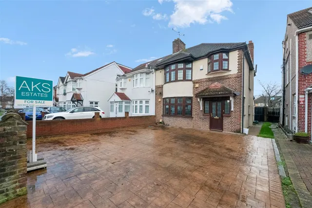 Shelley Crescent, Hounslow, photo 1